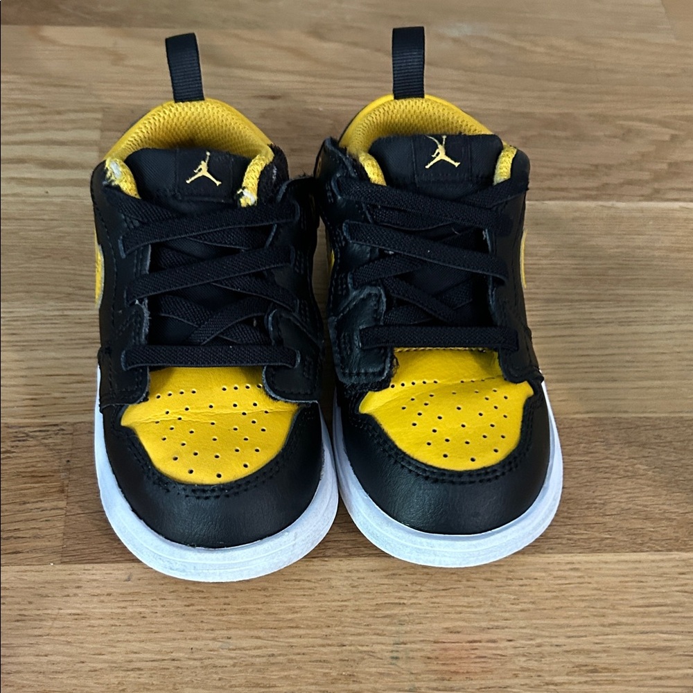 Nike Kids Black and Yellow Sneakers